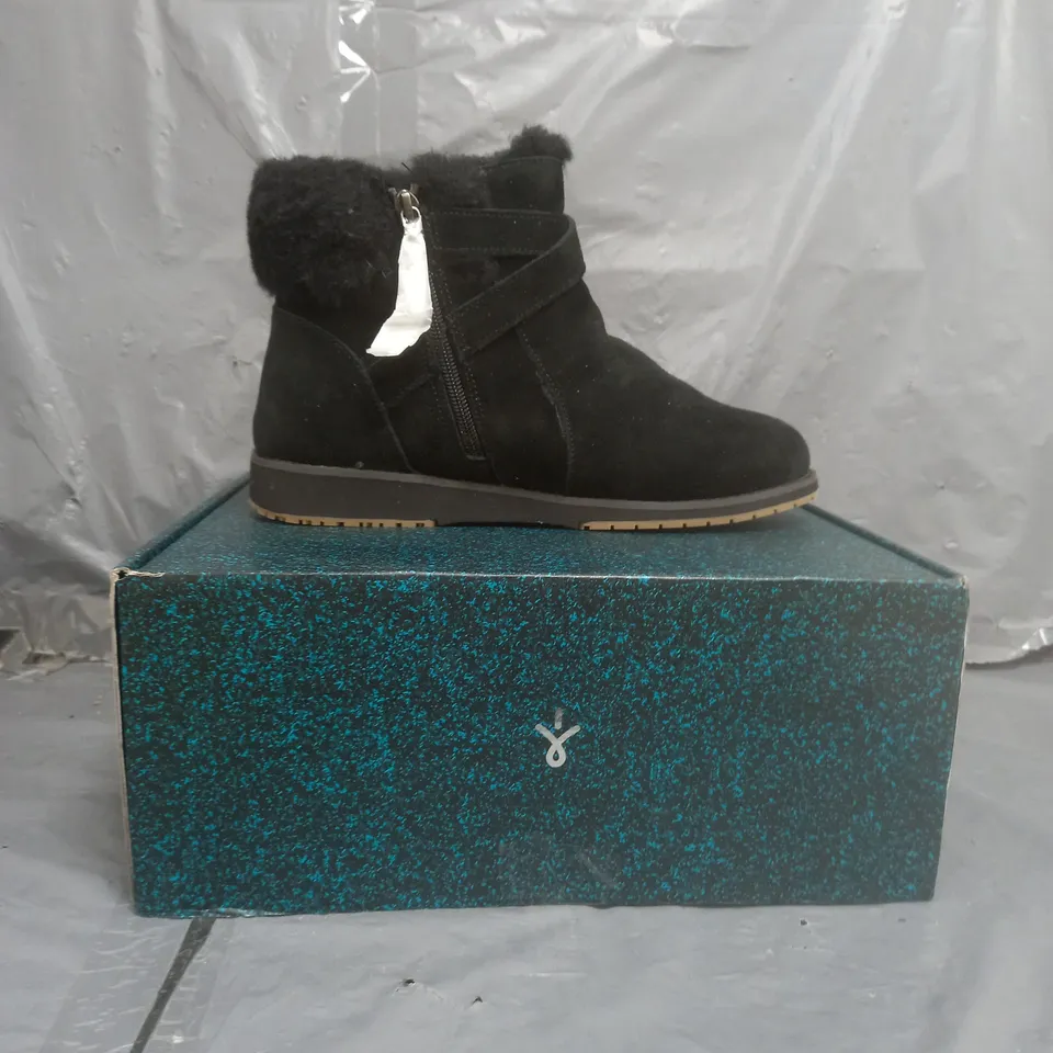 EMU AUSTRALIA MERAK WATER RESISTANT SUEDE BOOTS BLACK SIZE 7