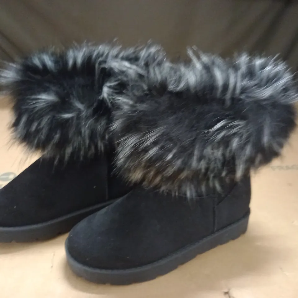 PAIR OF BLACK BOOTS WITH FAUX FUR TRIM - 38
