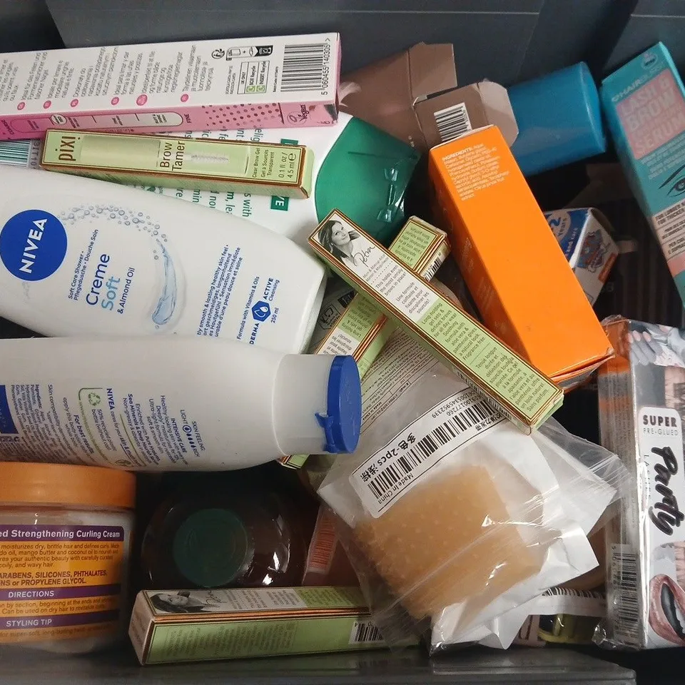 APPROXIMATELY 20 ASSORTED HEALTH & BEAUTY PRODUCTS TO INCLUDE NIVEA CREME SOFT, BRUSHWORKS NAIL FILES, HAIRBURST LASH & BROW ENHANCING SERUM, ETC - COLLECTION ONLY
