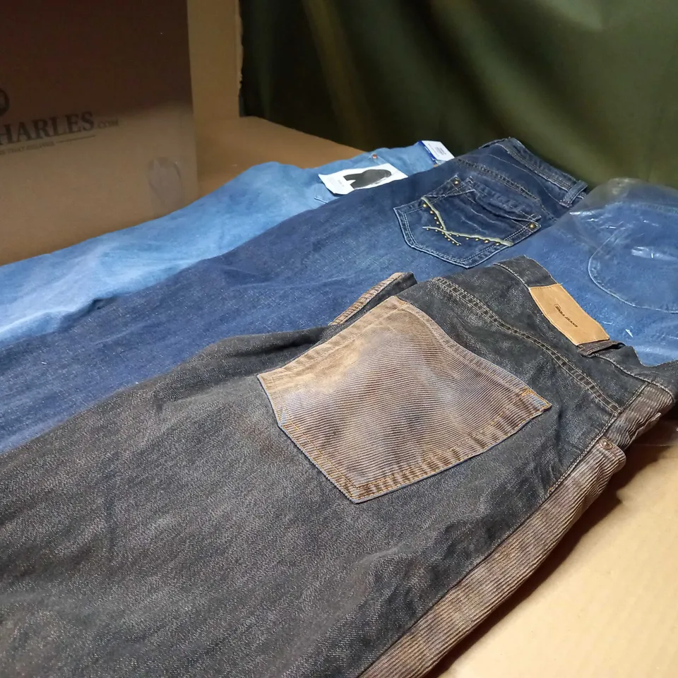 BOX OF APPROX 8 ASSORTED JEANS VARYING IN SIZE/COLOUR/STYLE