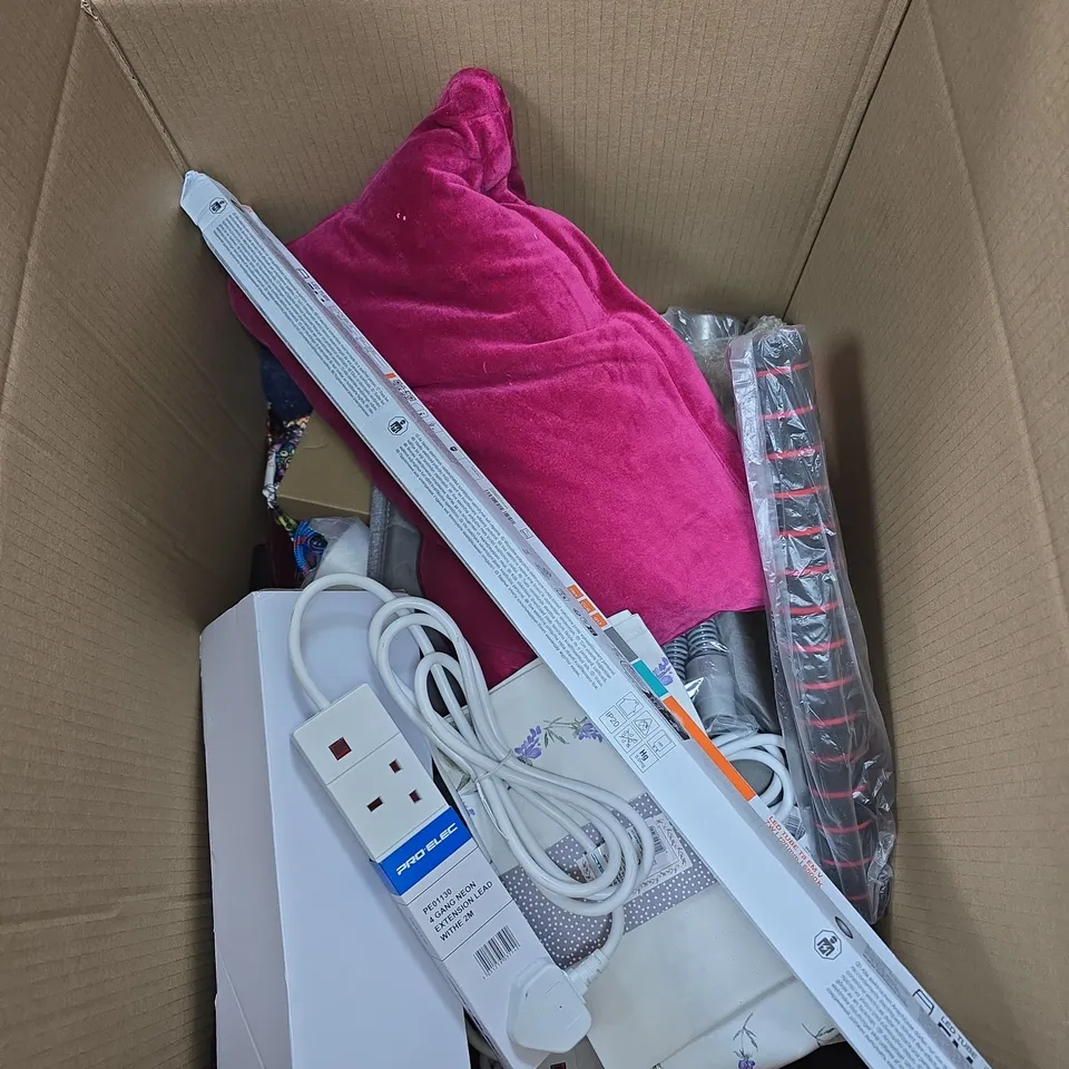 BOX OF APPROXIMATELY 20 ASSORTED HOUSEHOLD ITEMS TO INCLUDE EXTENSION PLUG, SOPHIE CONRAN TEA TOWELS, LEDVANCE LED TUBE LIGHT, PRINTER TONER CARTRIDGE ETC