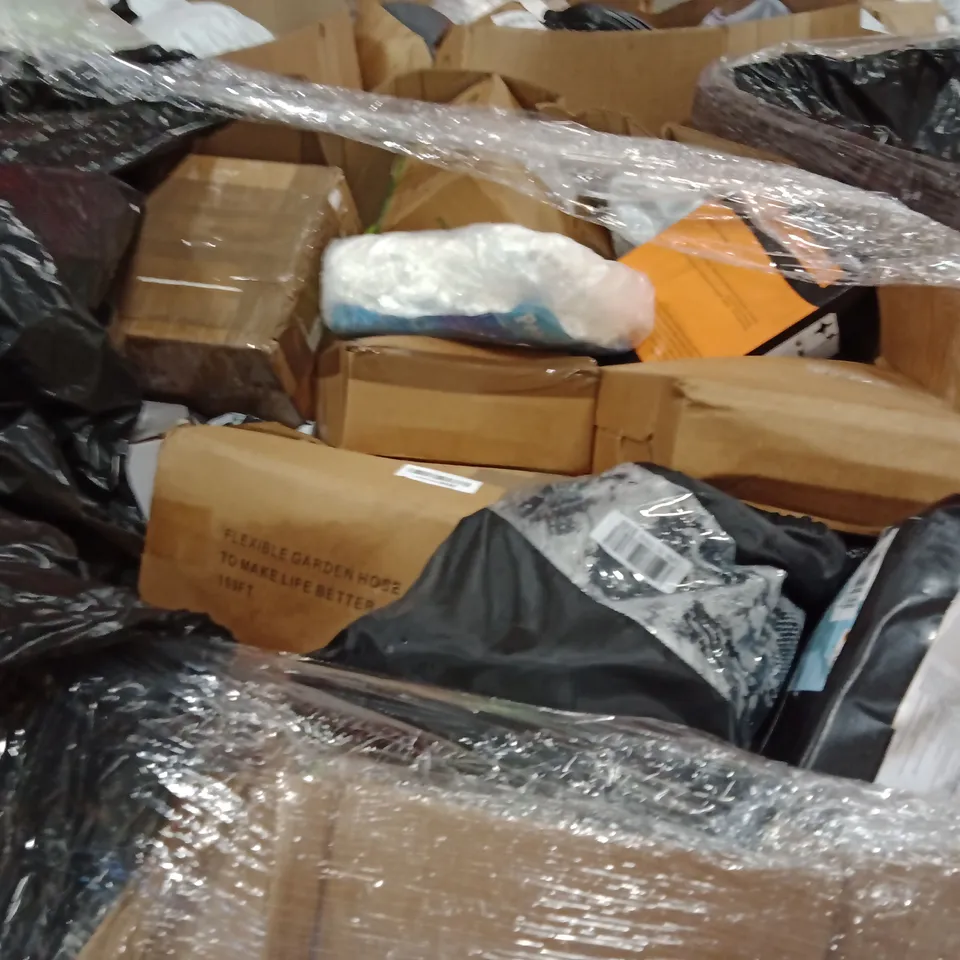 PALLET CONTAINING A LARGE QUANTITY OF HOSES