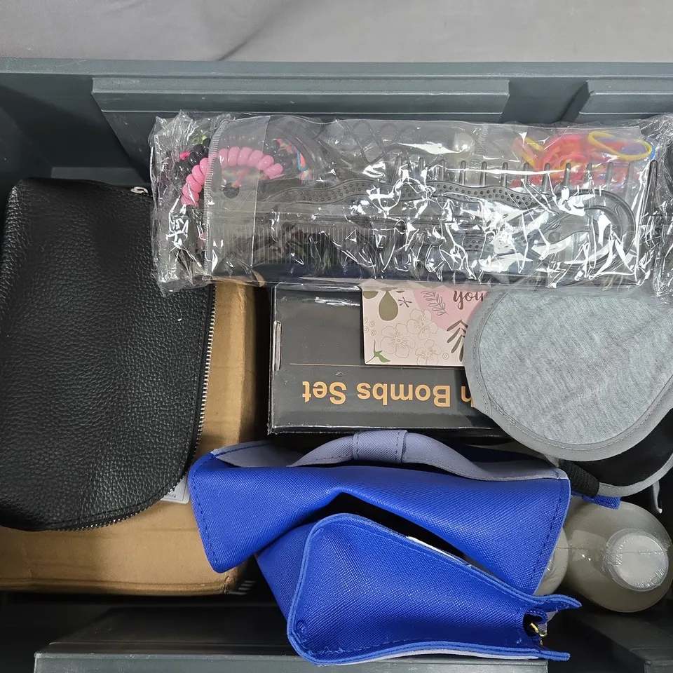 APPROXIMATELY 10 ASSORTED HEALTH & BEAUTY ITEMS TO INCLUDE OLAPLEX TRIO, MAKEUP BAGS, BATH BOMBS SET, ETC