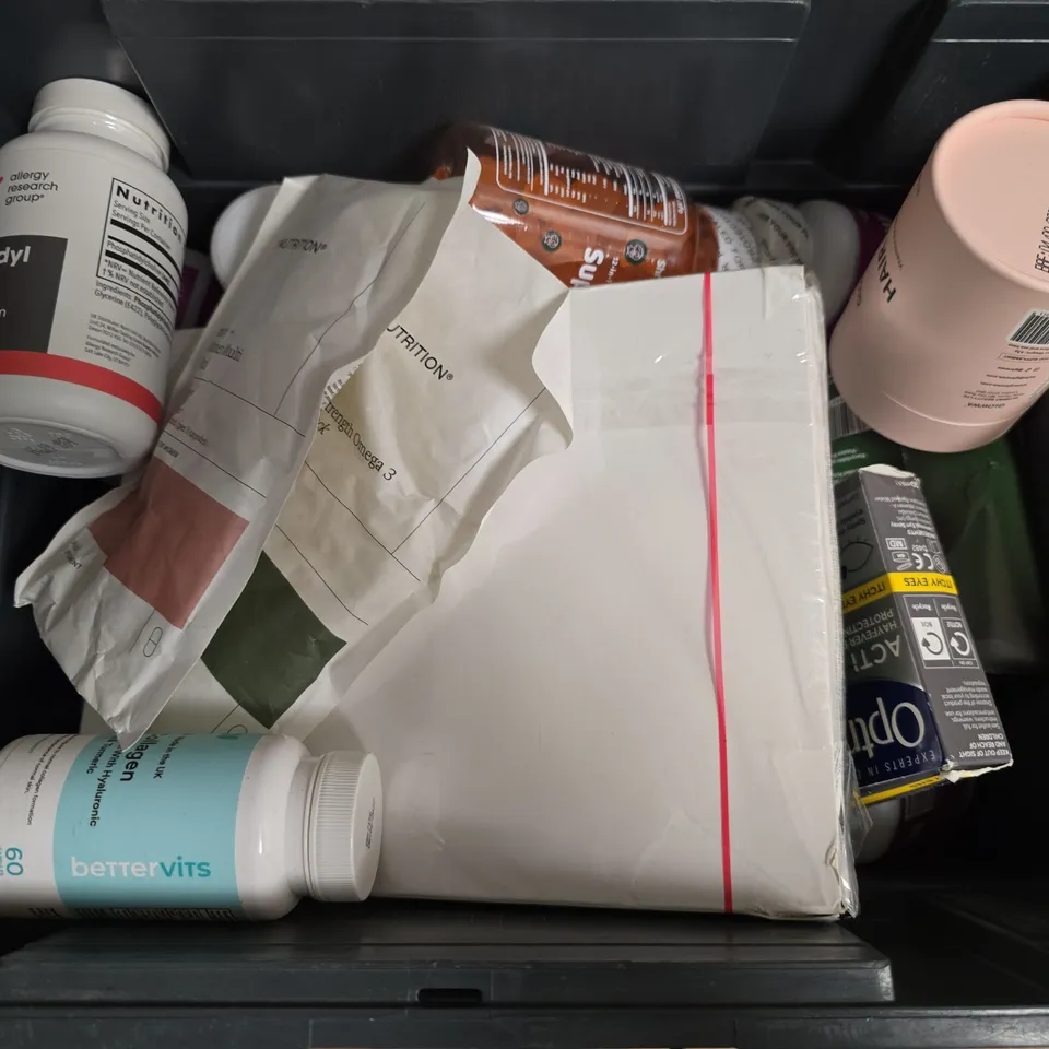 APPROXIMATELY 15 ASSORTED VITAMIN/HEALTH AID PRODUCTS TO INCLUDE WILD OREGANO OIL, WILD NUTRITION PURE STRENGTH OMEGA 3, SUPERSHROOMS FOR KIDS, ETC - COLLECTION ONLY