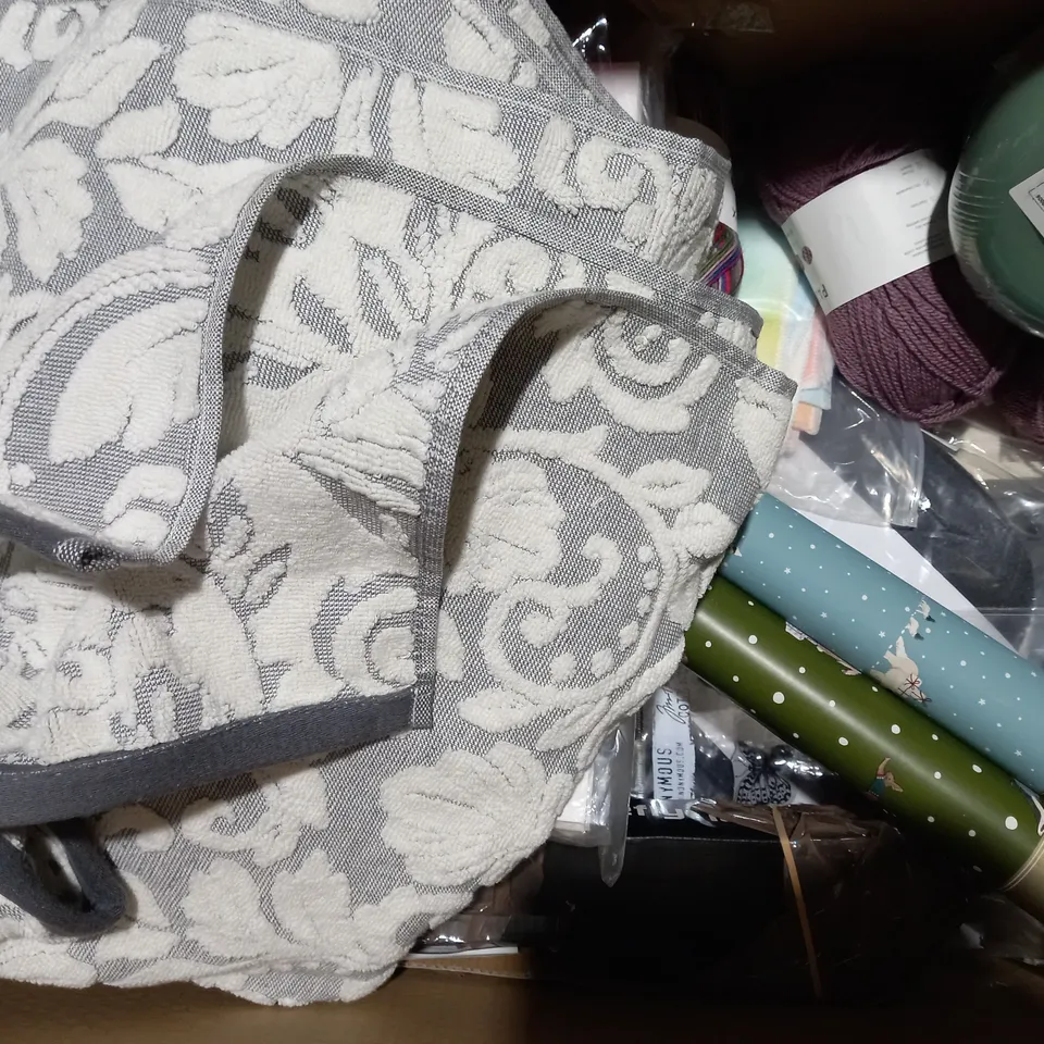 BOX OF APPROXIMATELY 20 ASSORTED HOUSEHOLD ITEMS TO INCLUDE PAINTBOX KNITTING YARN, MR GIFT NUMBER ONE FAN MUG, GLASS SCREEN PRO, ETC