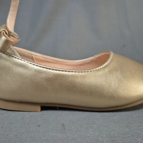 BOXED PAIR OF DESIGNER INFANT'S PUMPS IN GOLD EU SIZE 26