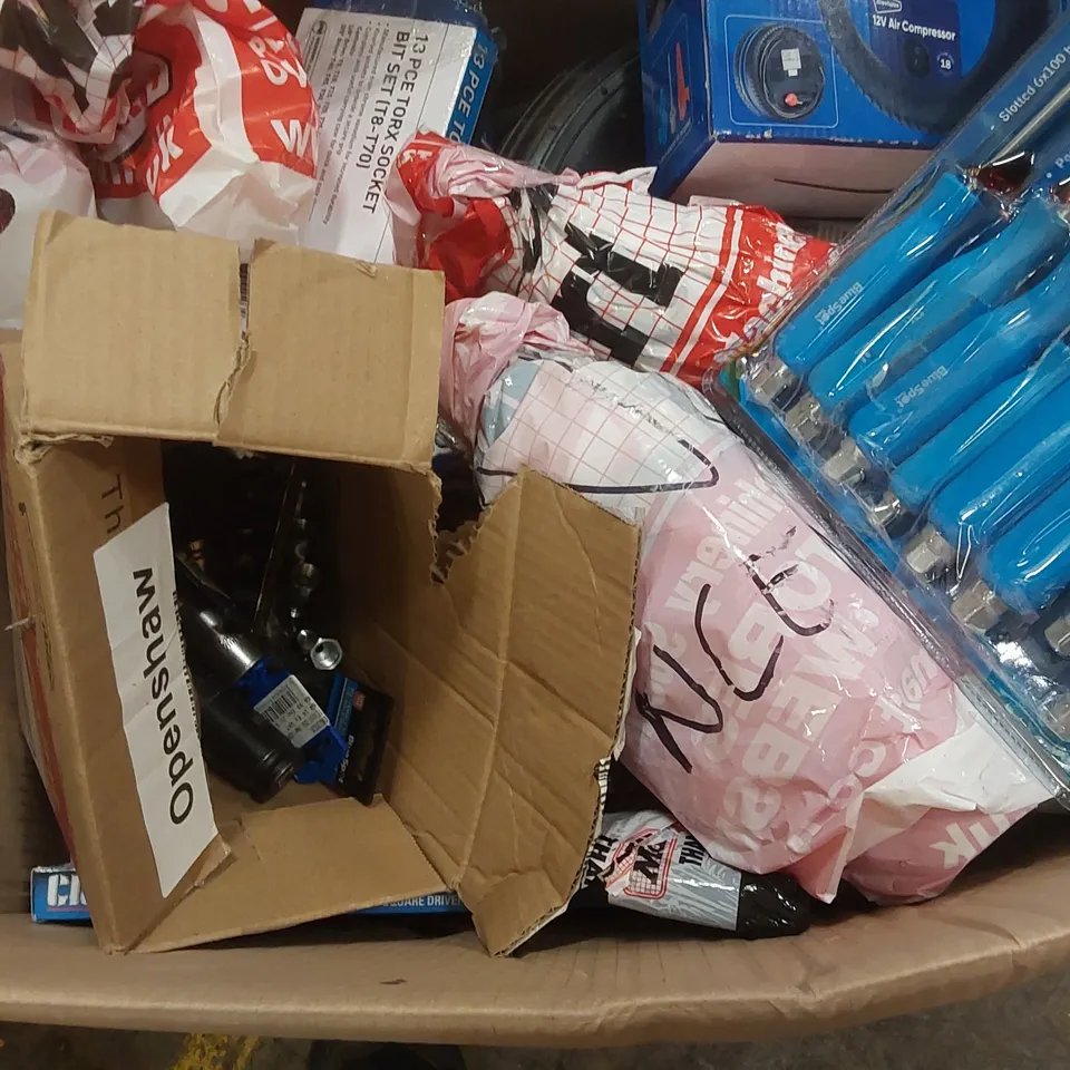 BOX CONTAINING A LARGE ASSORTMENT OF TOOLS/EQUIPMENT INCLUDING: 12PCE DRIVER SET, 12V TYRE SHAPED AIR COMPRESSOR, TORX SOCKET SET, WHEEL ECT