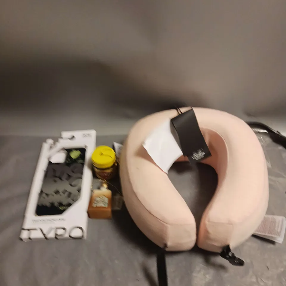 MEDIUM BOX OF APPROXIMATELY 20 ASSORTED HOUSEHOLD ITEMS TO INCLUDE PHONE CASES, ORNAMENTS AND NECK PILLOW