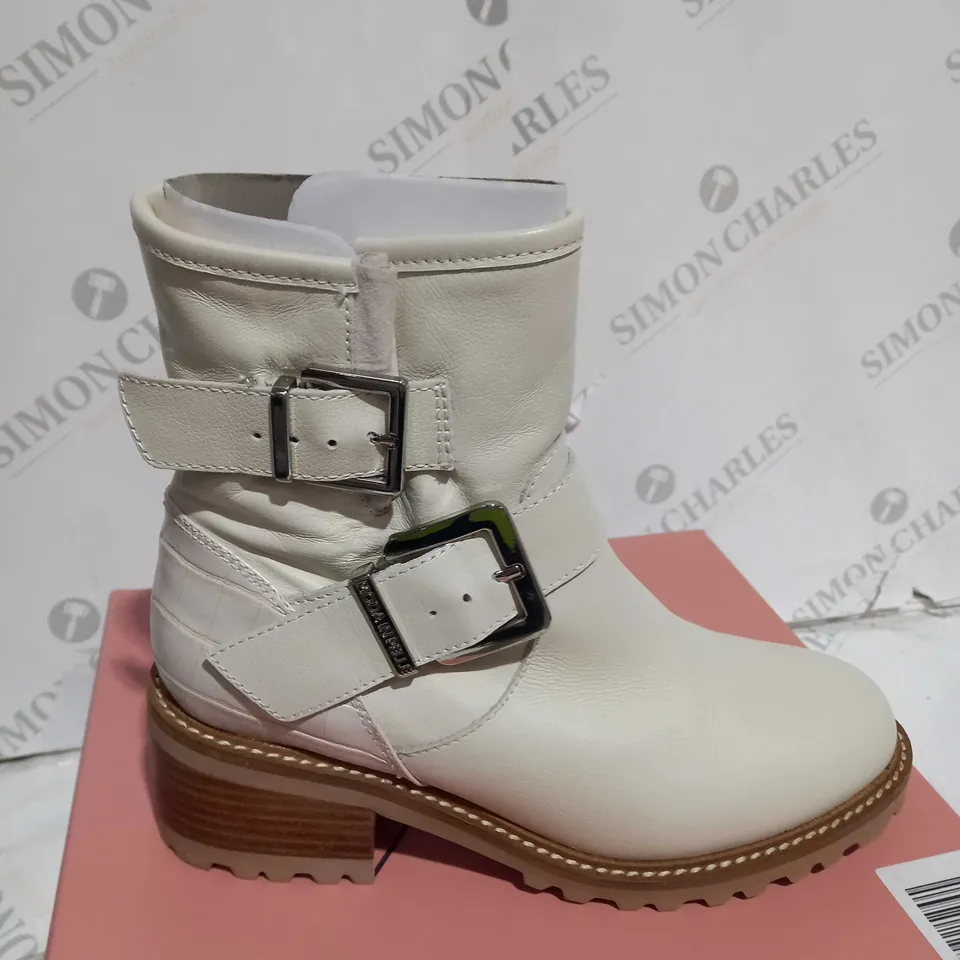 BOXED PAIR OF MODA IN PELLE CORNELIA BIKER BOOTS IN CREAM UK SIZE 5