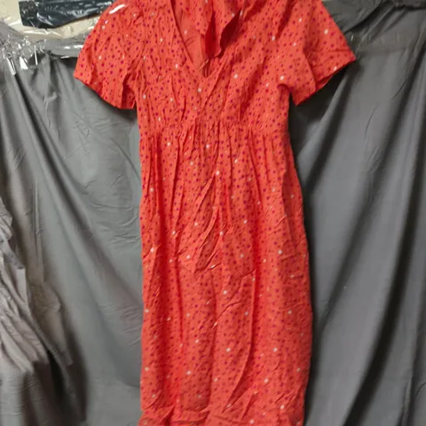 BOX OF APPROXIMATELY 20 ASSORTED CLOTHING ITEMS TO INCLUDE: PINK DRESS AND BLUE NIGHTGOWN