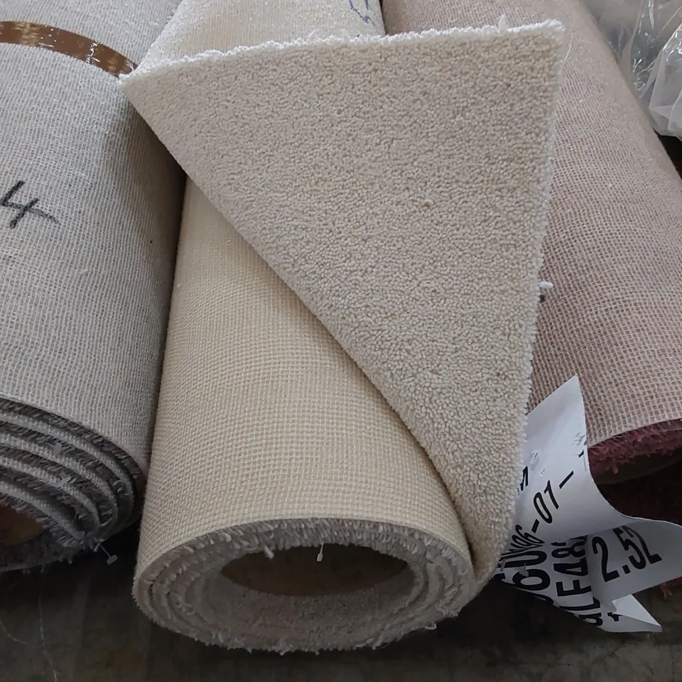 ROLL OF QUALITY DIMENSIONS DIM PLAINS CARPET // SIZE: APPROX. 5 X 2.57m