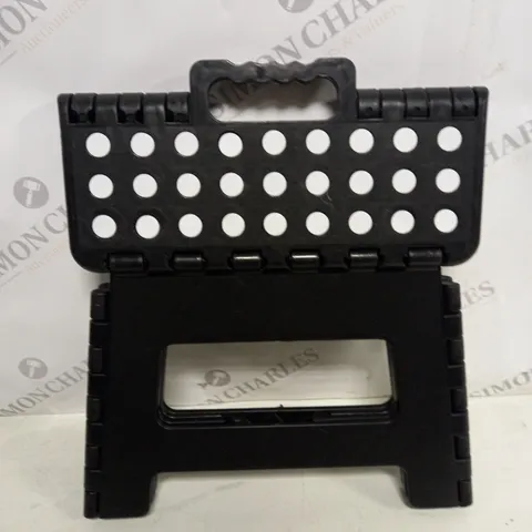 COLLAPSIBLE STEP STOOL