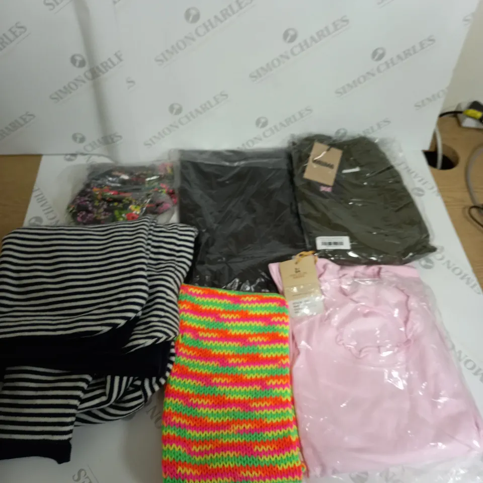 BOX OF APPROX. 50 ASSORTED CLOTHING VARYING IN SIZE/COLOUR/STYLE TO INCLUDE:  TOPS, TROUSERS, JUMPERS