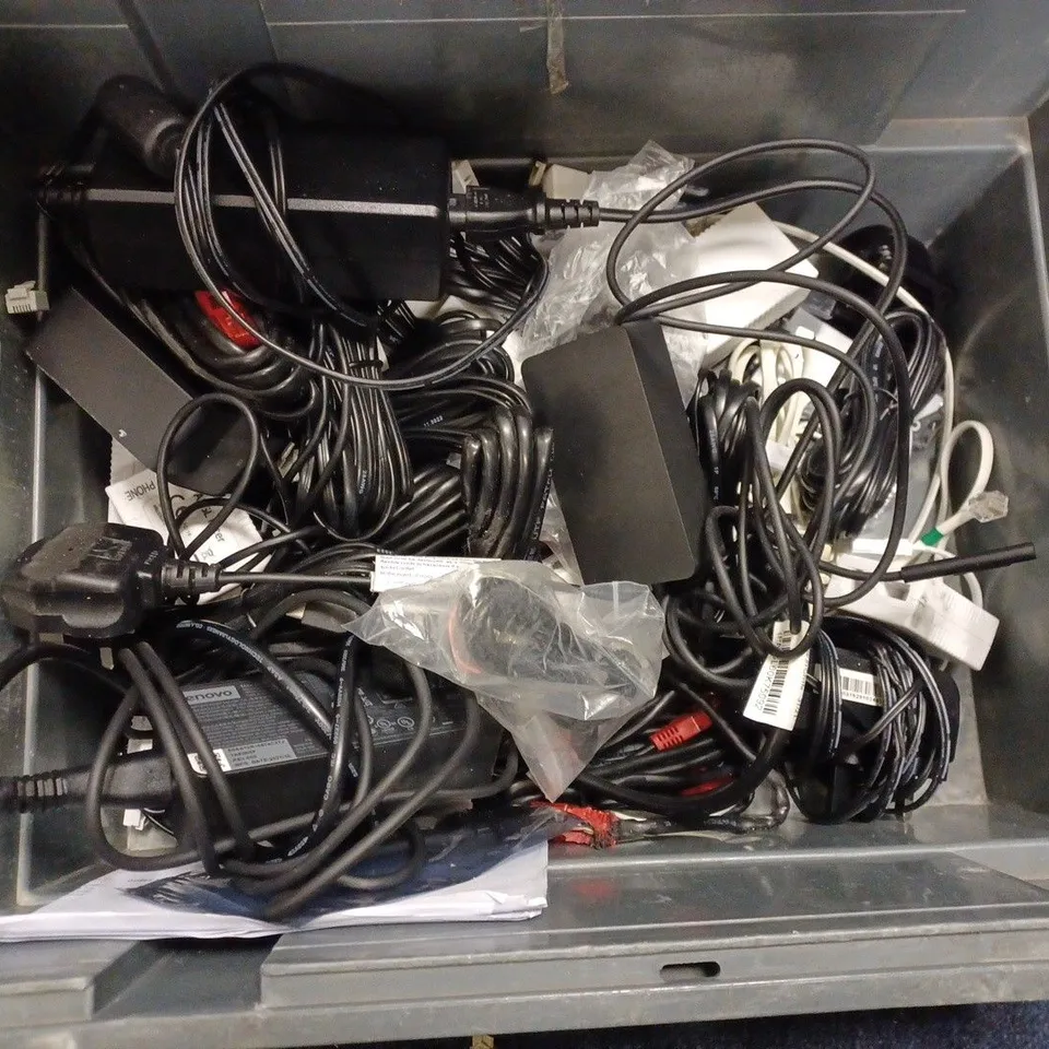BOX OF APPROX 20 ASSORTED ITEMS TO INCLUDE - HOMVOS WIRELESS LAVALIER MICROPHONE - DELL WIRELESS MOUSE - POWER CHARGER FOR LAPTOP ECT