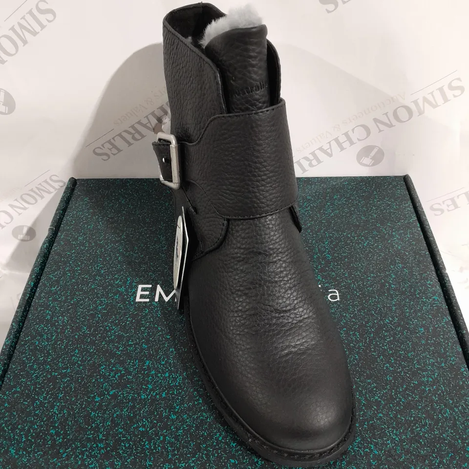 BOXED PAIR OF EMU EXPLORER BOURKE WATER RESISTANT ANKLE BOOTS IN BLACK - SIZE 7