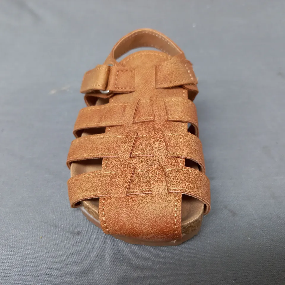 BOXED PAIR OF DESIGNER KIDS SANDALS IN BROWN EU SIZE 21