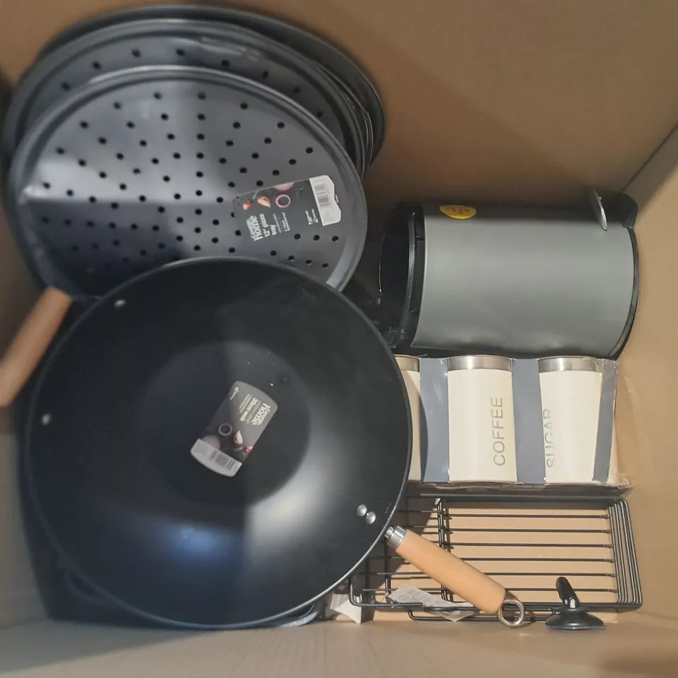 LOT OF APPROXIMATELY 13 ASSORTED HOUSEHOLD ITEMS TO INCLUDE FRYING PANS, 36CM WOK AND STOCK POT