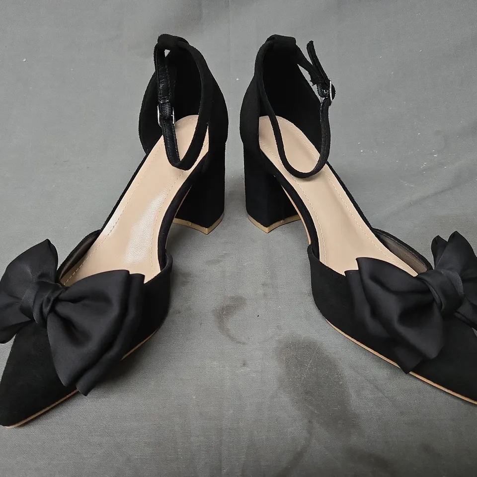 BOXED PAIR OF UNBRANDED POINTED TOE BLOCK HEEL SHOES IN BLACK W. BOW DETAIL EU SIZE 38