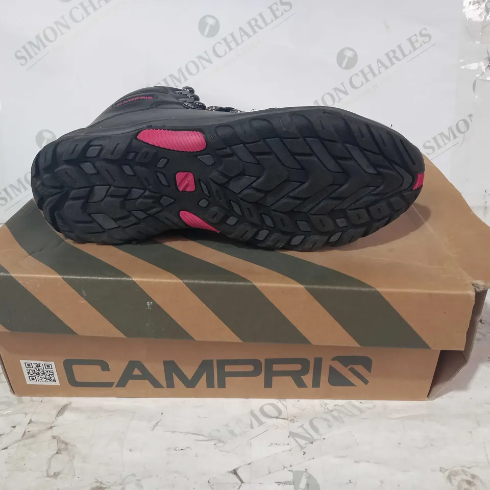 BOXED PAIR OF CAMPRI OUTDOOR LEATHER BOOTS IN BLACK UK SIZE 7