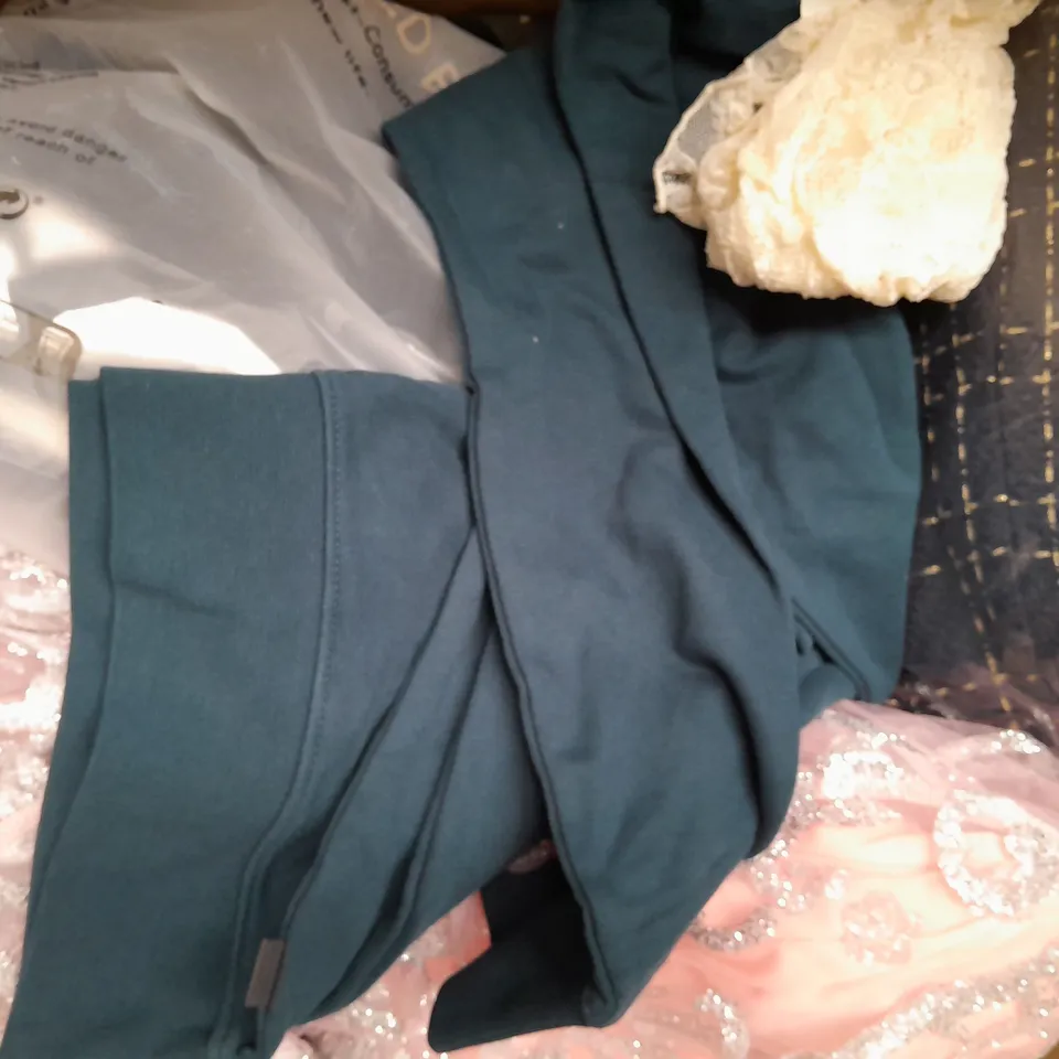 BOX OF APPROXIMATELY 20 ASSORTED CLOTHING AND FASHION ITEMS IN VARIOUS STYLES, SIZES, AND COLOURS - COLLECTION ONLY