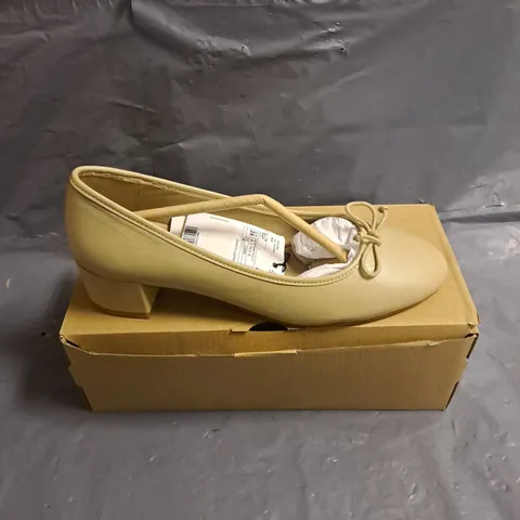BOXED PAIR OF MNG BOW DETAIL KITTEN HEELS IN BEIGE SIZE UK 3