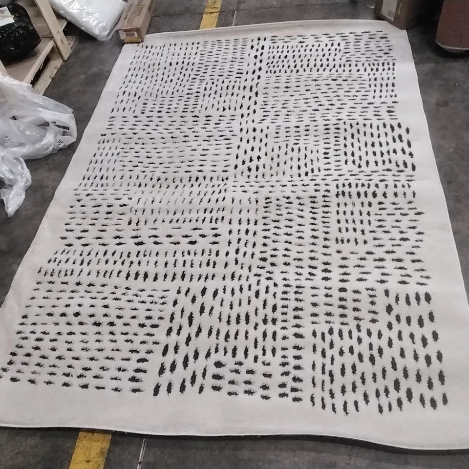MEGNAN AREA RUG IN IVORY AND BLACK APPROXIMATELY 160X230CM