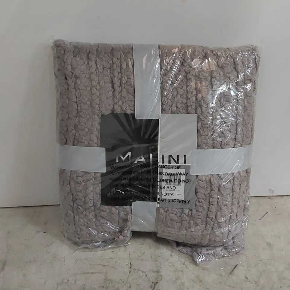 BAGGED GWIN THROW GREY // 130 X 180CM (1 ITEM)