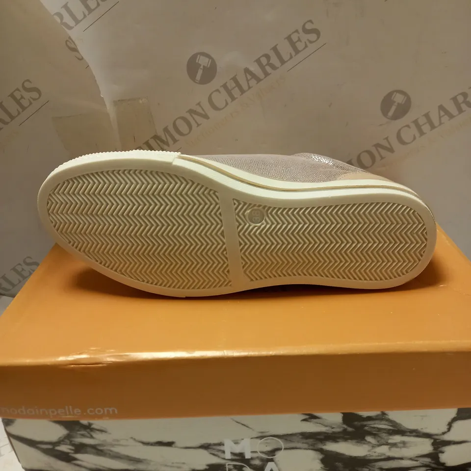 MODA IN PELLE NUDE/ROSE FIZZALI TRAINERS - SIZE 5