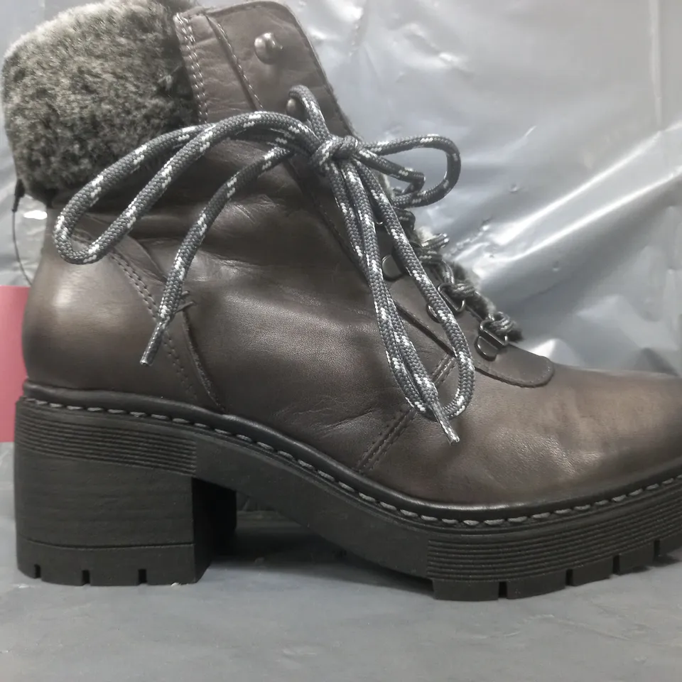 BOXED PAIR OF MODA IN PELLE FAUX FUR LACED HIKER BOOTS IN GREY SIZE 7