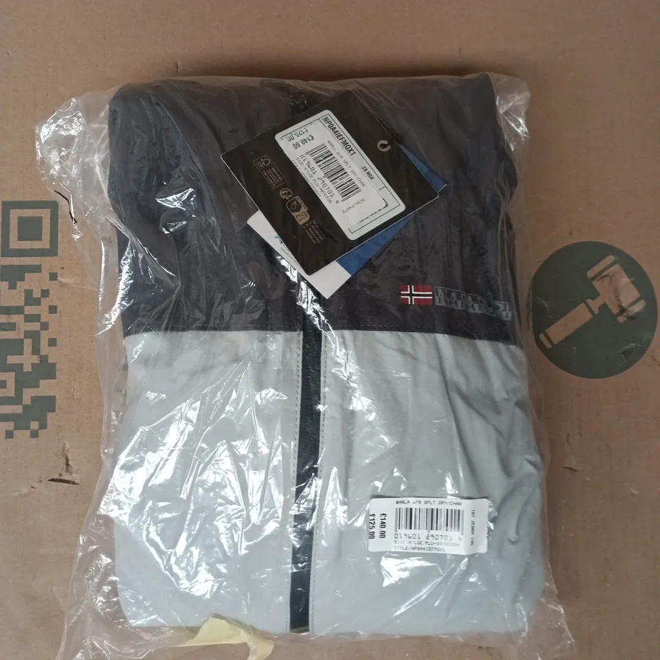 BAGGED NAPAPIJRI JACKET IN LIGHT GREY/GREY SIZE XL