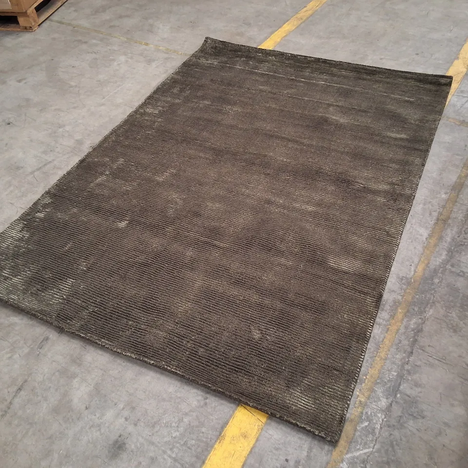 BROWN RIBBED RUG – RECTANGULAR FLOOR COVERING APPROXIMATELY 160×230CM