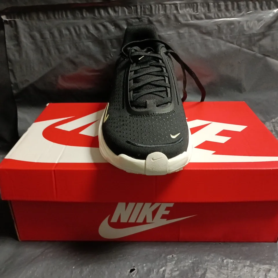 BOXED PAIR OF NIKE AIR ZOOM UPTURN TRAINERS IN BLACK/SAIL/LIME SIZE UK 7.5