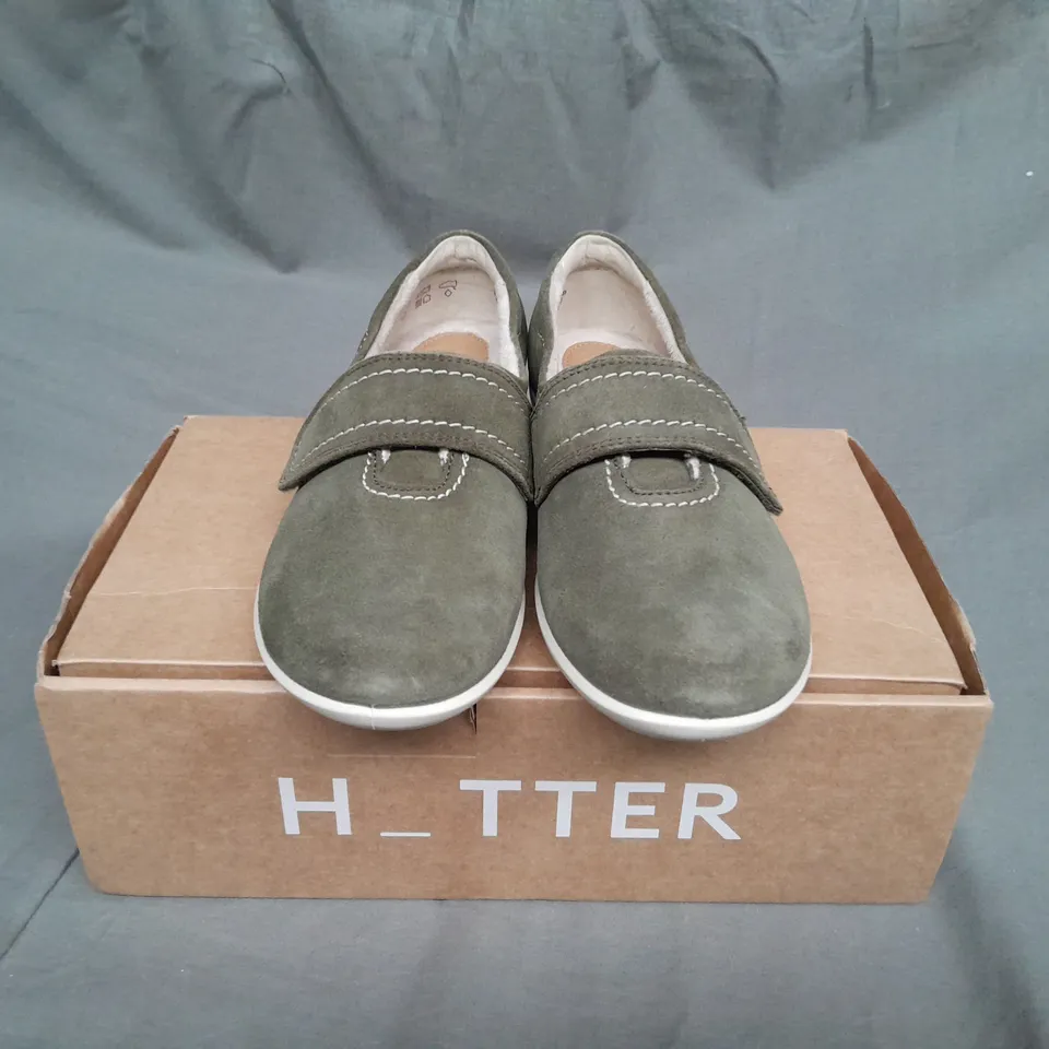 BOXED PAIR OF HOTTER TOASTY VELCRO SUEDE SHOES SIZE UK 5