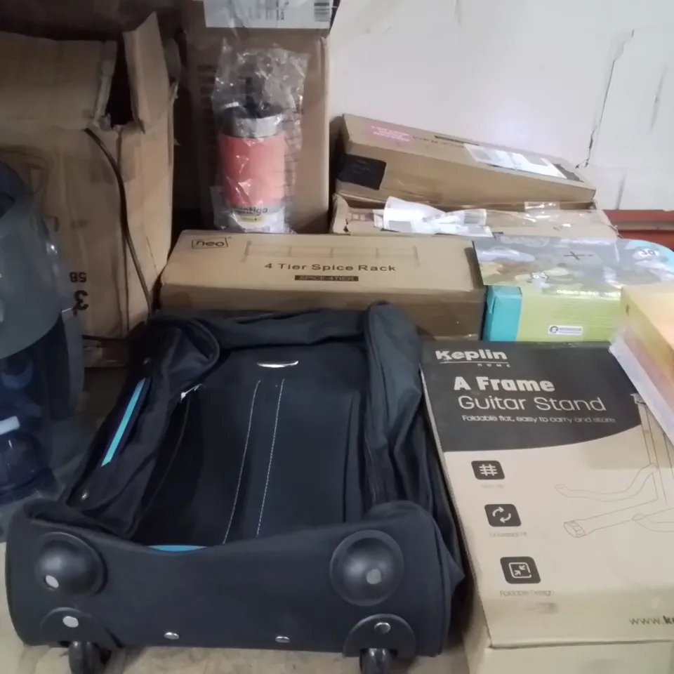 EIGHT ASSORTED PRODUCTS TO INCLUDE; KEPLIN A FRAME GUITAR STAND, BLUEY WOODEN PICNIC SET AND 4 TIER SPICE RACK