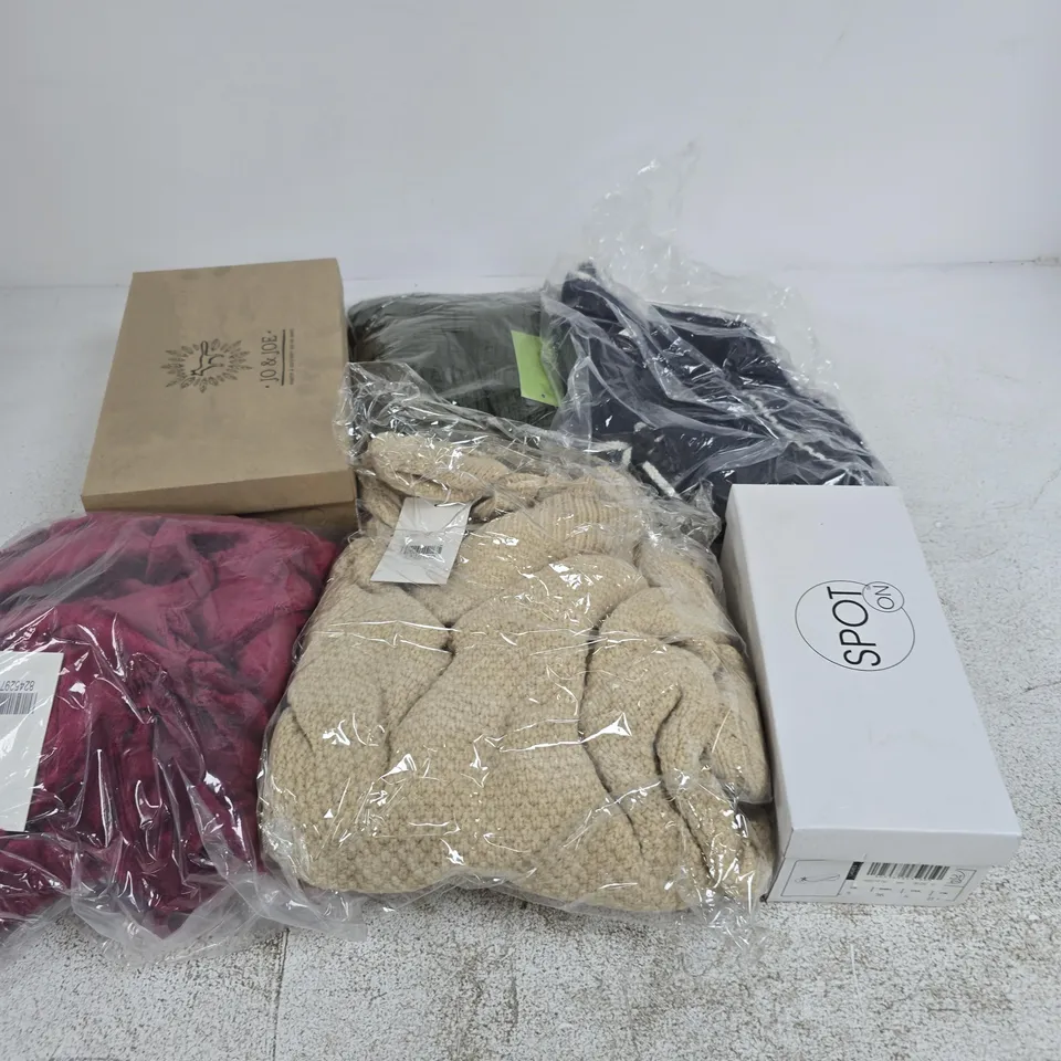 APPROXIMATELY 14 ASSORTED CLOTHING & FOOTWEAR ITEMS IN VARIOUS COLOURS, SIZES, AND STYLES TO INCLUDE BRANDS SUCH AS SPOTON, JO & JOE, SUGAR CRISP, ETC