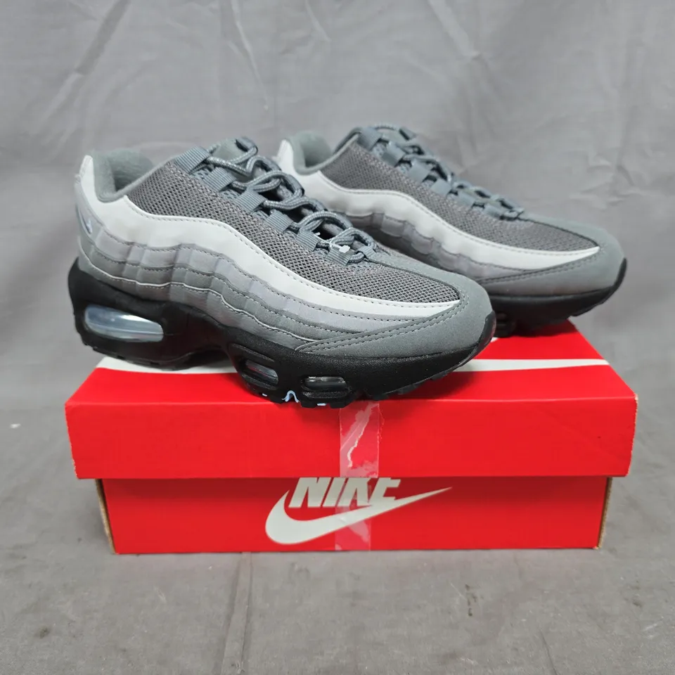 BOXED PAIR OF NIKE AIR MAX 95 SHOES IN GREY SIZE UK 3