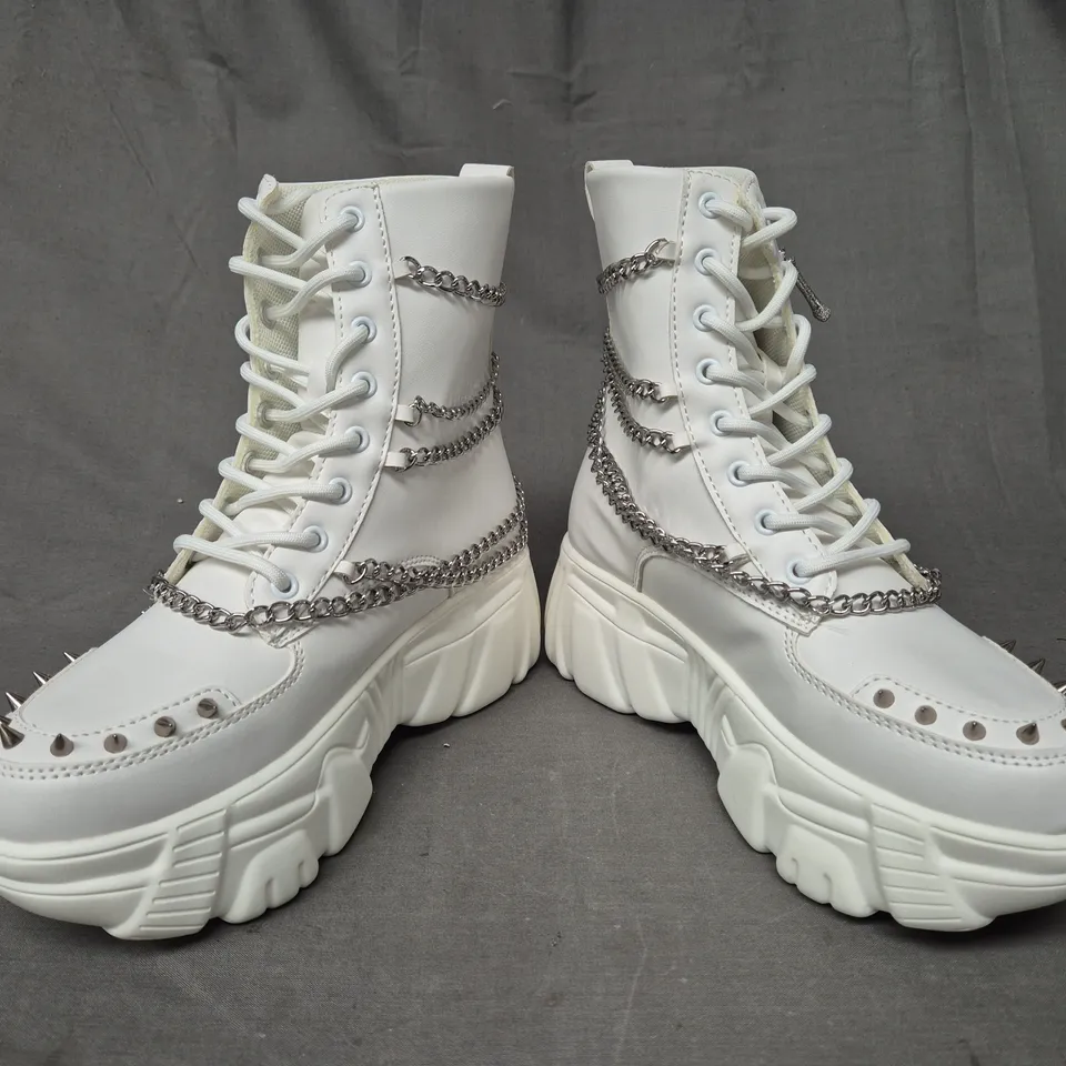 BOXED PAIR OF KOI BONED CATCH WHITE MYSTIC CHARM BOOTS UK SIZE 4