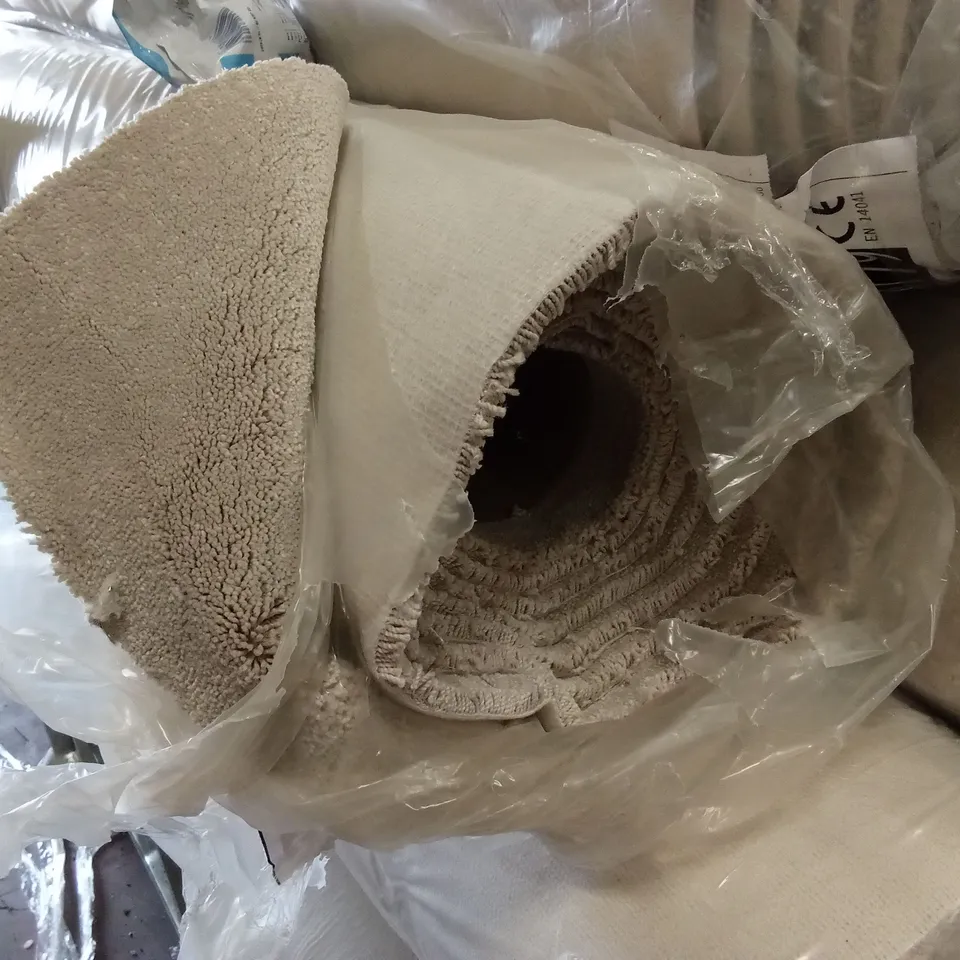 ROLL OF QUALITY GRACE SHIMMER CARPET // APPROX SIZE: 5 X 4.4m