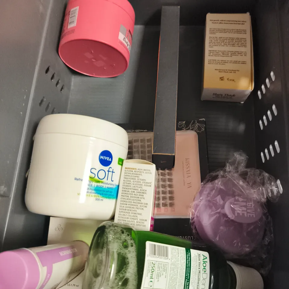 APPROXIMATEY 20 ASSORTED HEALTH AND BEAUTY PRODUCTS TO INCLUDE - BPERFECT 10 SECOND TAN MOUSSE - GIVE ME SHAMPOO & CONDITIONER - UNBEARLIEVABLE CLUSTER LASHES - ETC