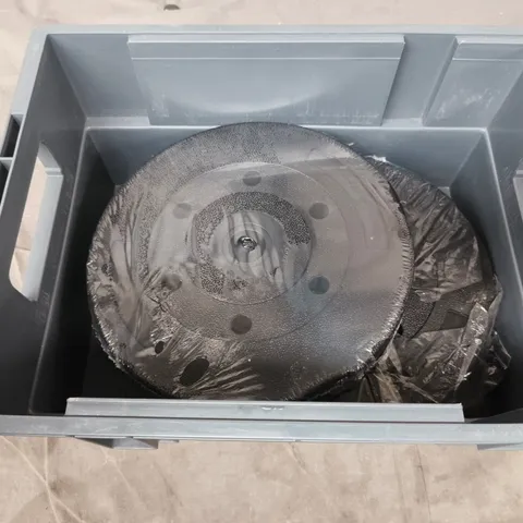 TOTE OF 2 ASSORTED 5 KG GYM WEIGHTS