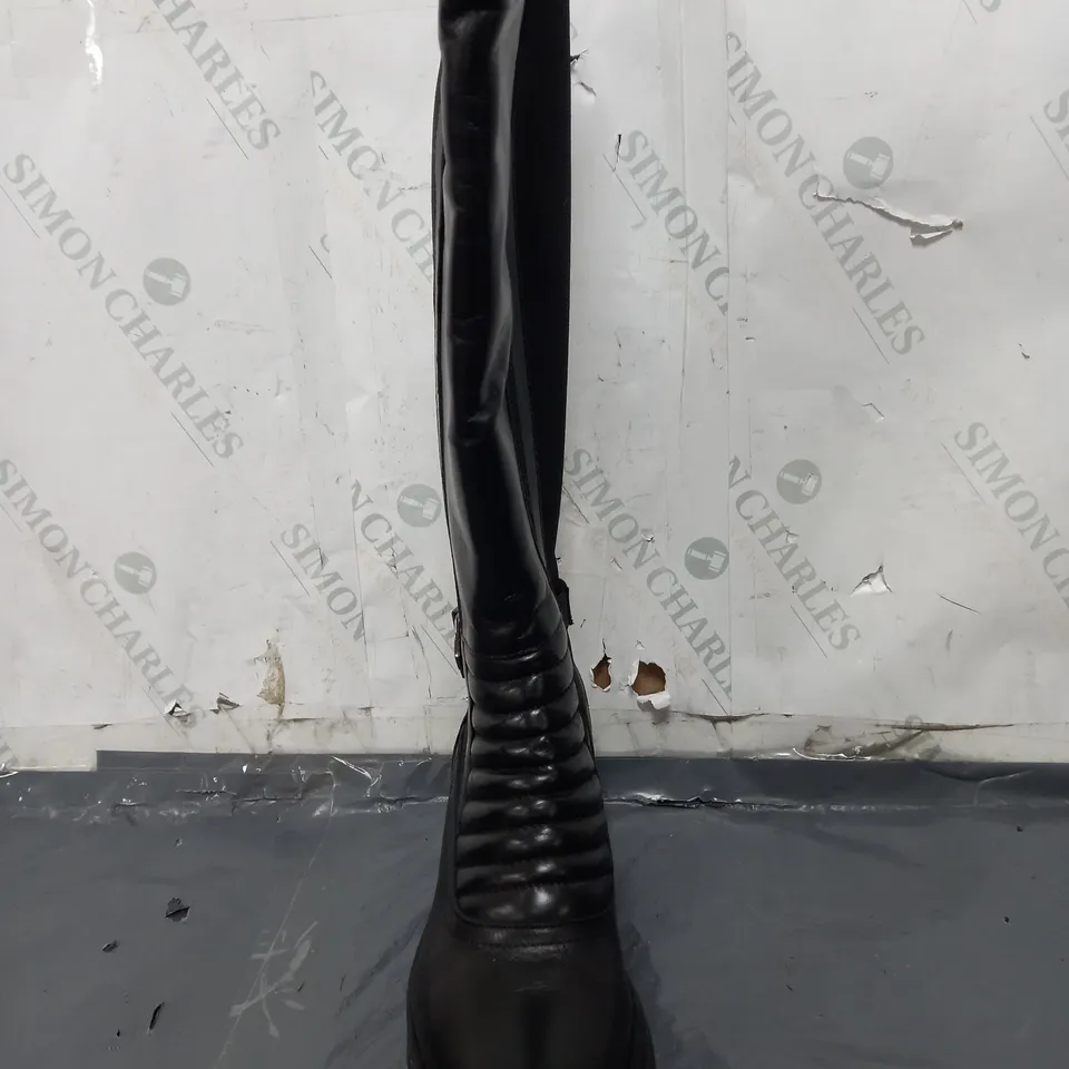 BOXED PAIR OF MODA IN PELLE QUILTED FRTONT KNEE-HIGH BOOTS IN BLACK SIZE 6