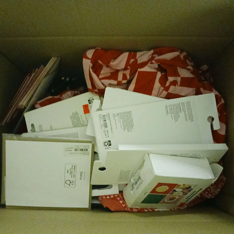 MEDIUM BOX OF APPROXIMATELY 20 ASSORTED HOUSEHOLD ITEMS TO INCLUDE PHONE CASES, CHRISTMAS CARDS AND DECORATIONS