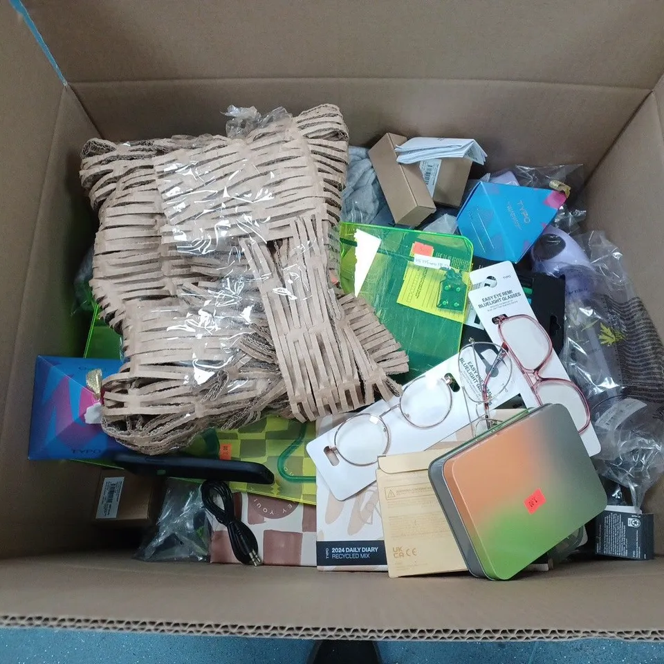 BOX OF APPROXIMATELY 40 ASSORTED HOUSEHOLD ITEMS TO INCLUDE SCENTED CANDLES, WATER BOTTLES, WIRELESS HEADPHONES, ETC