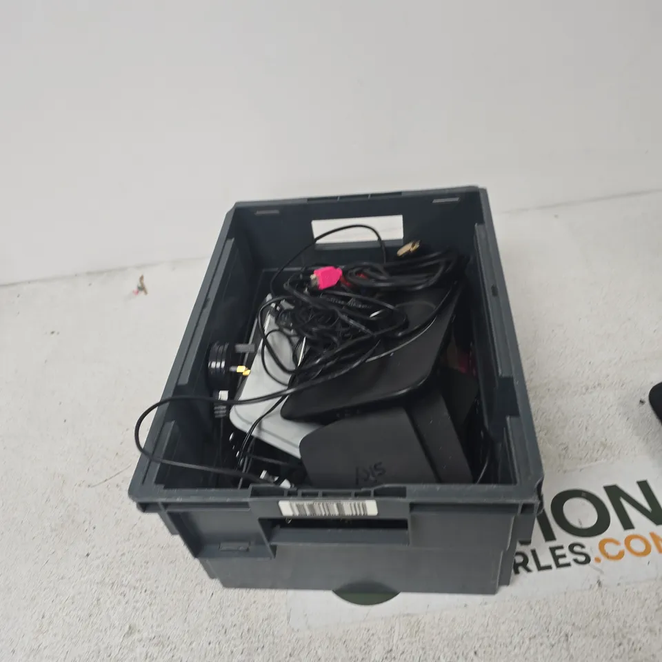 TOTE OF APPROXIMATELY 8 ASSORTED ITEMS TO INCLUDE: BT ROUTER