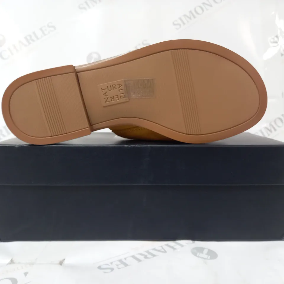 BOXED PAIR OF NATURALIZER FORREST OPEN TOE SLIDER SANDALS IN GOLD UK SIZE 4