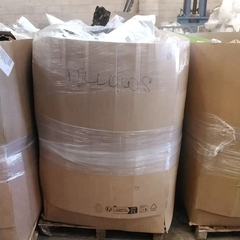 PALLET CONTAINING A LARGE QUANTITY OF; PILLOWS