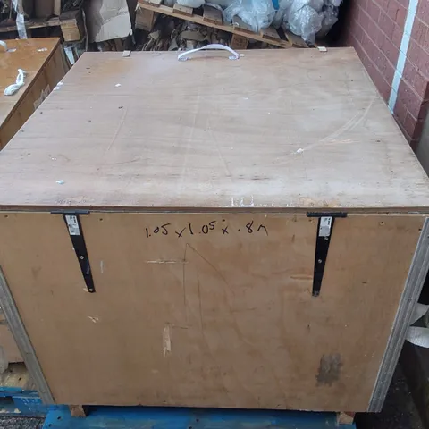 EMPTY WOODEN SHIPPING CRATE - APPROXIMATELY 1.05 x 1.05 x 0.8m 