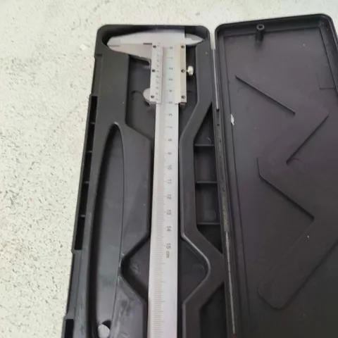 VERNIER CALIPER WITH PLASTIC CASE – METAL MEASURING TOOL
