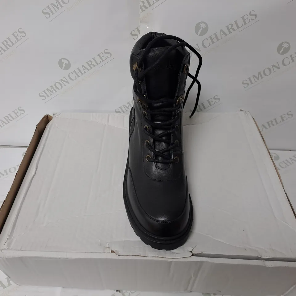 BOXED PAIR OF BEN DE LISI HIKER LEATHER BOOTS IN BLACK SIZE 8