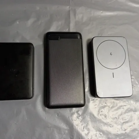 LOT OF 3 POWER BANKS TO INCLUDE UGREEN, ESR AND BYSSO